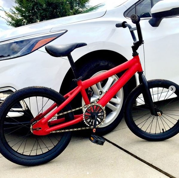 Bicicleta dipeada de rojo