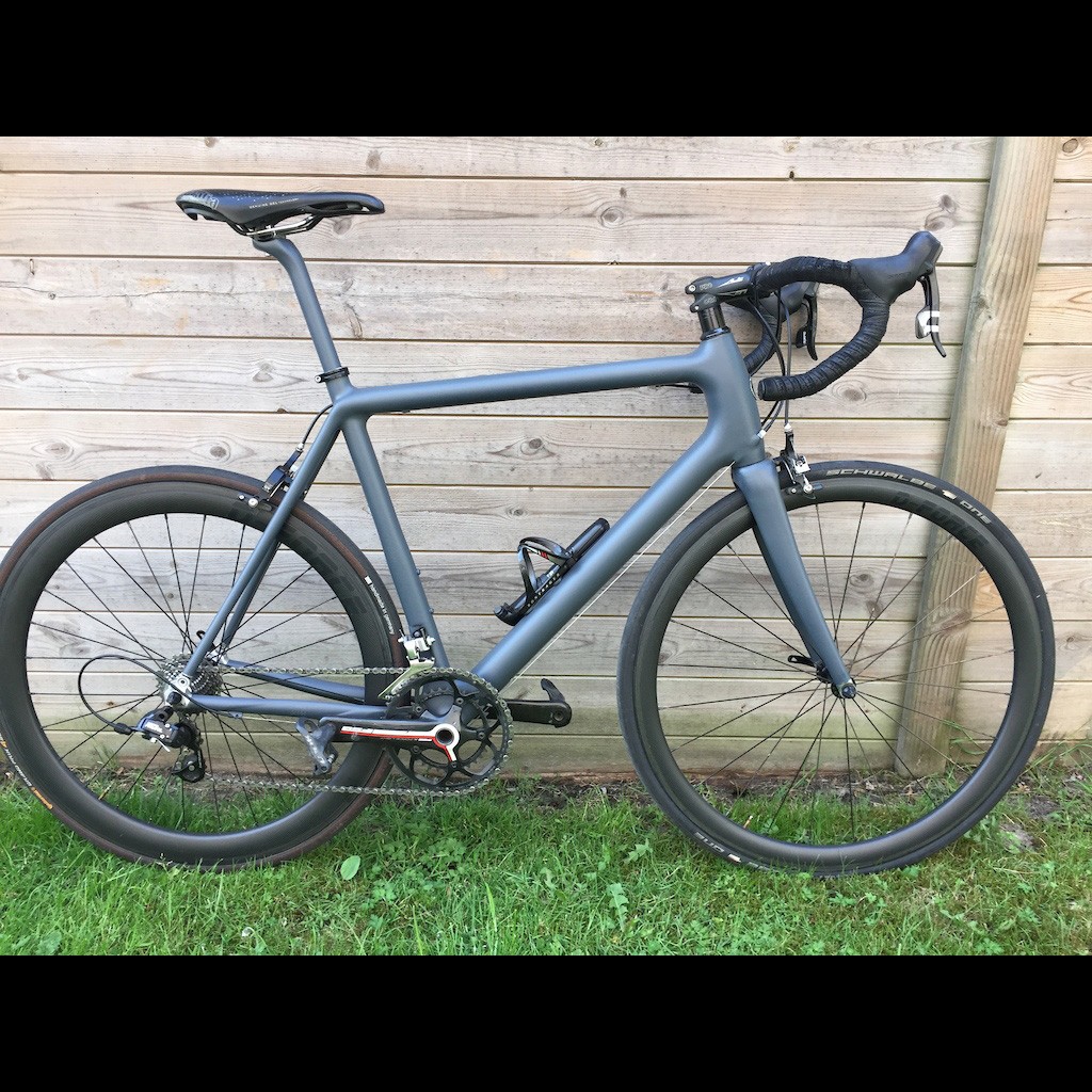 Bicicleta dipeada de gris arma